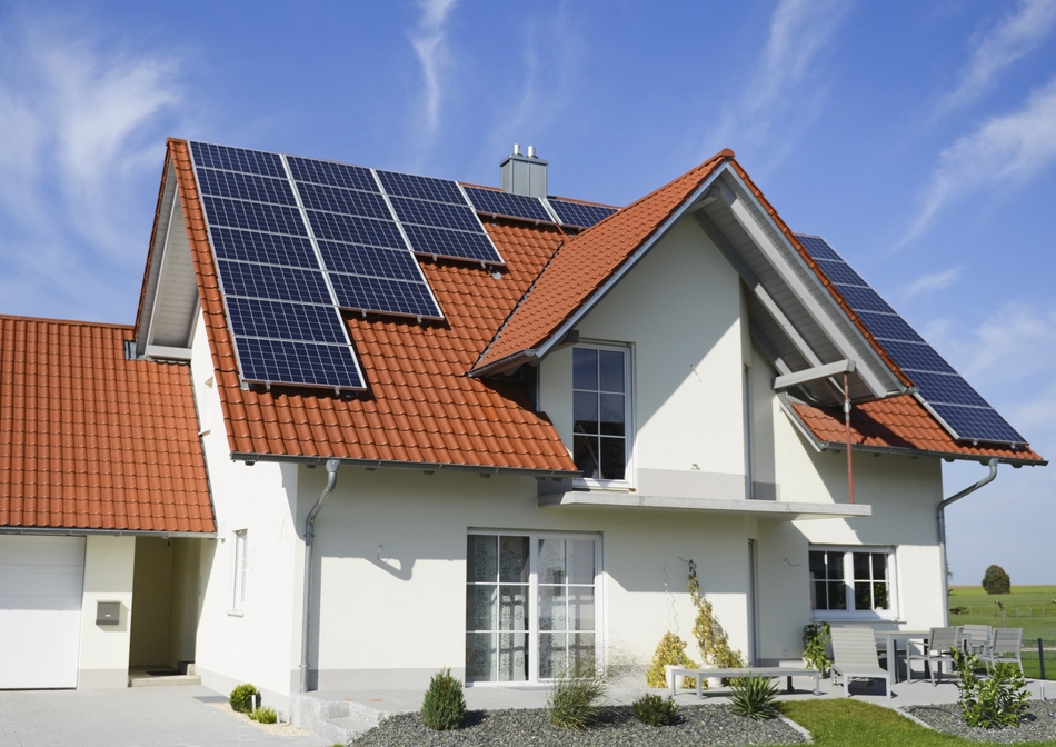 Дом с солнечными панелями house